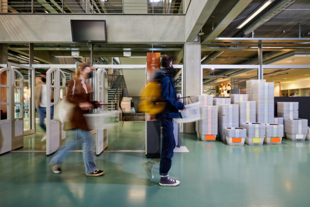 Studierende in der Bibliothek