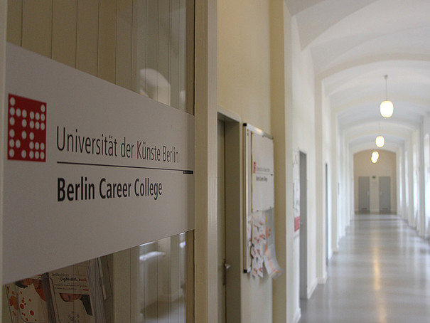 Die Glasfront und der Gang zum Berlin Career College.